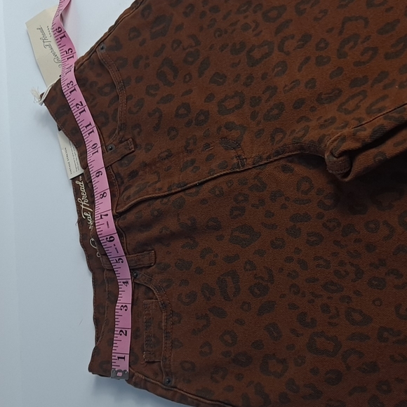 WOMEN'S HIGH RISE JEANS 2 UNIVERSAL THREAD - Picture 10 of 16